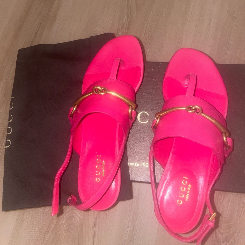 Gucci Pink flat Sandals with Gold Chain Detail Ursula sandal , never worn . - Picture 2 of 4